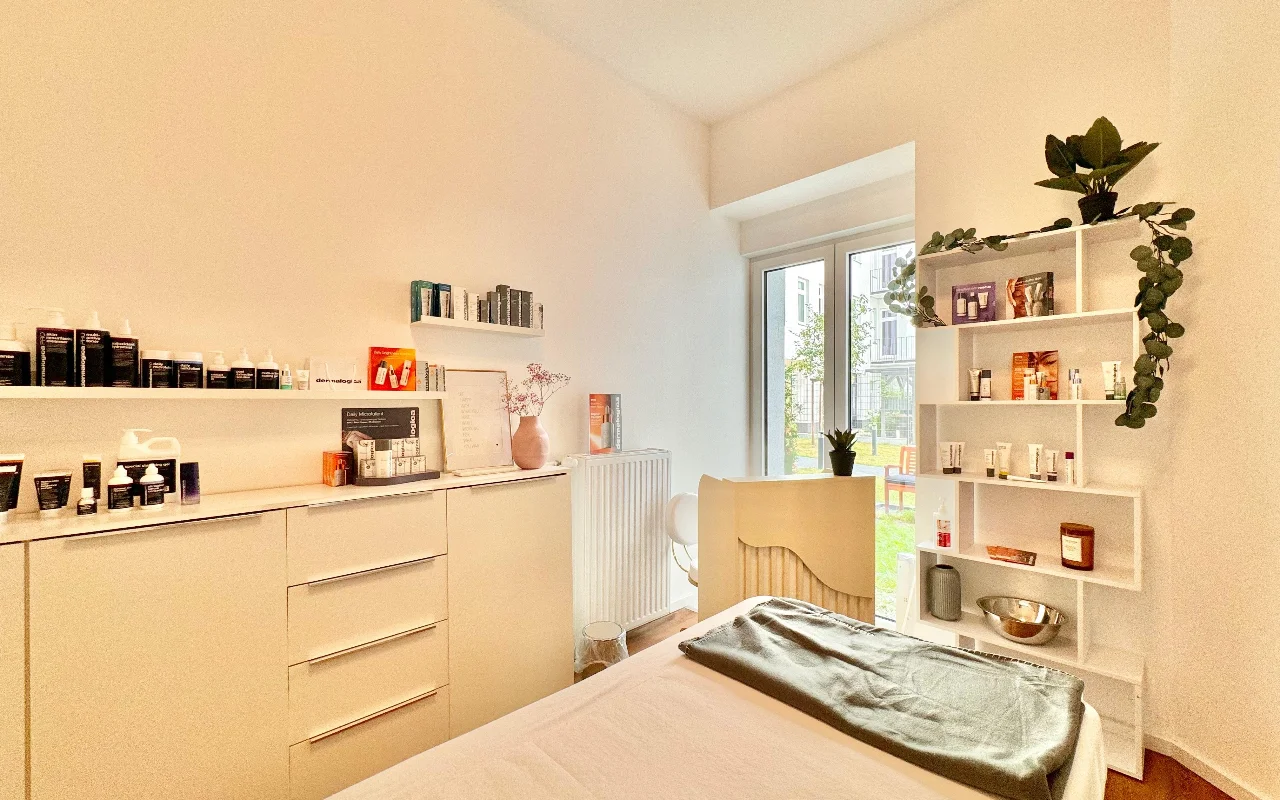 Behandlungsraum mit Behandlungsliege, Pflanzen und Tageslicht